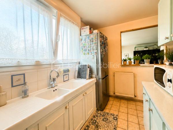 Découvrez ce CHARMENT appartement 4 pièces de 76m2, situé au PLATEAU D'AVRON dans une zone CALME ET PAVILLONAIRE, idéal pour une famille ou un jeune couple en quête de sérénité.

Au 2eme et dernier étage d'une petite copropriété très bien entretenue de 12 lots, ce bien vous séduira par sa luminosité et son absence totale de vis-à-vis, garantissant calme et intimité quotidien.

L' appartement se compose d'une entrée séparée avec de nombreux rangements, pratique et fonctionnelle.
L'agencement distingue parfaitement l'espace de vie de l'espace nuit.
Le séjour de 18m2, SPACIEUX et LUMINEUX, bénéficie d'un accès direct au BALCON et communique avec la cuisine grâce à une large ouverture de type passe plat.
Ce mur n'étant pas porteur, il offre la possibilité d'ouvrir davantage l'espace afin de créer une belle pièce de vie selon vos envies.

Coté nuit vous y trouverez 3 BELLES CHAMBRES AVEC RANGEMENTS de 10,88 m2 et de 11,36m2, une des chambres dispose d'un BALCON.
L'espace est complété par une SDB et WC séparé.

Le bien comprend également un GARAGE d’environ 15m2, une CAVE d'environ 6m2 et d'un SECHOIR pouvant faire office d'une 2eme CAVE.

Les ++ :

RAPID MARKET 
Boulangerie et PIZZERIA
BAR TABAC et Relais Colis 
Centre Médical  
Cinéma, un marché couvert TOUS LES VENDREDIS MATIN et une MICRO CRECHE.
A 1 mn à pied de l'école Elémentaire Edouard HERRIOT.
A 1 mn à pied de la Maternelle Paul LETOMBE.
A 1 mn du Bus 114 qui dessert le RER A en 16mn et à 12 mn du RER E le Raincy Villemomble.
A 5 mn du PARC DES COTEAUX D'AVRON