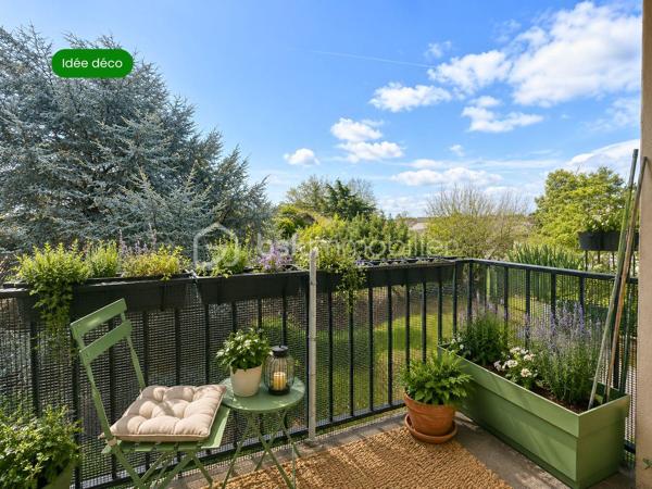 Découvrez ce CHARMENT appartement 4 pièces de 76m2, situé au PLATEAU D'AVRON dans une zone CALME ET PAVILLONAIRE, idéal pour une famille ou un jeune couple en quête de sérénité.

Au 2eme et dernier étage d'une petite copropriété très bien entretenue de 12 lots, ce bien vous séduira par sa luminosité et son absence totale de vis-à-vis, garantissant calme et intimité quotidien.

L' appartement se compose d'une entrée séparée avec de nombreux rangements, pratique et fonctionnelle.
L'agencement distingue parfaitement l'espace de vie de l'espace nuit.
Le séjour de 18m2, SPACIEUX et LUMINEUX, bénéficie d'un accès direct au BALCON et communique avec la cuisine grâce à une large ouverture de type passe plat.
Ce mur n'étant pas porteur, il offre la possibilité d'ouvrir davantage l'espace afin de créer une belle pièce de vie selon vos envies.

Coté nuit vous y trouverez 3 BELLES CHAMBRES AVEC RANGEMENTS de 10,88 m2 et de 11,36m2, une des chambres dispose d'un BALCON.
L'espace est complété par une SDB et WC séparé.

Le bien comprend également un GARAGE d’environ 15m2, une CAVE d'environ 6m2 et d'un SECHOIR pouvant faire office d'une 2eme CAVE.

Les ++ :

RAPID MARKET 
Boulangerie et PIZZERIA
BAR TABAC et Relais Colis 
Centre Médical  
Cinéma, un marché couvert TOUS LES VENDREDIS MATIN et une MICRO CRECHE.
A 1 mn à pied de l'école Elémentaire Edouard HERRIOT.
A 1 mn à pied de la Maternelle Paul LETOMBE.
A 1 mn du Bus 114 qui dessert le RER A en 16mn et à 12 mn du RER E le Raincy Villemomble.
A 5 mn du PARC DES COTEAUX D'AVRON