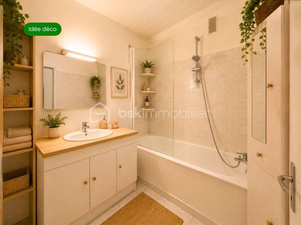 Découvrez ce CHARMENT appartement 4 pièces de 76m2, situé au PLATEAU D'AVRON dans une zone CALME ET PAVILLONAIRE, idéal pour une famille ou un jeune couple en quête de sérénité.

Au 2eme et dernier étage d'une petite copropriété très bien entretenue de 12 lots, ce bien vous séduira par sa luminosité et son absence totale de vis-à-vis, garantissant calme et intimité quotidien.

L' appartement se compose d'une entrée séparée avec de nombreux rangements, pratique et fonctionnelle.
L'agencement distingue parfaitement l'espace de vie de l'espace nuit.
Le séjour de 18m2, SPACIEUX et LUMINEUX, bénéficie d'un accès direct au BALCON et communique avec la cuisine grâce à une large ouverture de type passe plat.
Ce mur n'étant pas porteur, il offre la possibilité d'ouvrir davantage l'espace afin de créer une belle pièce de vie selon vos envies.

Coté nuit vous y trouverez 3 BELLES CHAMBRES AVEC RANGEMENTS de 10,88 m2 et de 11,36m2, une des chambres dispose d'un BALCON.
L'espace est complété par une SDB et WC séparé.

Le bien comprend également un GARAGE d’environ 15m2, une CAVE d'environ 6m2 et d'un SECHOIR pouvant faire office d'une 2eme CAVE.

Les ++ :

RAPID MARKET 
Boulangerie et PIZZERIA
BAR TABAC et Relais Colis 
Centre Médical  
Cinéma, un marché couvert TOUS LES VENDREDIS MATIN et une MICRO CRECHE.
A 1 mn à pied de l'école Elémentaire Edouard HERRIOT.
A 1 mn à pied de la Maternelle Paul LETOMBE.
A 1 mn du Bus 114 qui dessert le RER A en 16mn et à 12 mn du RER E le Raincy Villemomble.
A 5 mn du PARC DES COTEAUX D'AVRON