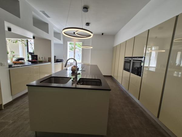 Eyragues (13630) EYRAGUES (13630) - PROPRIETE AVEC HABITATION + 3 GITES SUR TERRAIN AVEC PISCINE