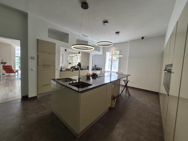 Eyragues (13630) EYRAGUES (13630) - PROPRIETE AVEC HABITATION + 3 GITES SUR TERRAIN AVEC PISCINE