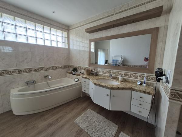 Eyragues (13630) EYRAGUES (13630) - PROPRIETE AVEC HABITATION + 3 GITES SUR TERRAIN AVEC PISCINE