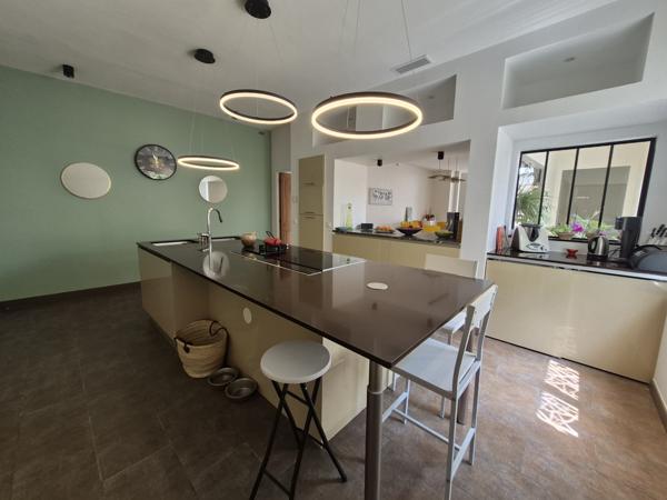 Eyragues (13630) EYRAGUES (13630) - PROPRIETE AVEC HABITATION + 3 GITES SUR TERRAIN AVEC PISCINE