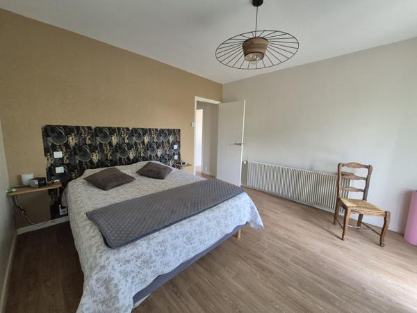 Eyragues (13630) EYRAGUES (13630) - PROPRIETE AVEC HABITATION + 3 GITES SUR TERRAIN AVEC PISCINE