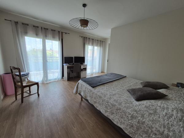 Eyragues (13630) EYRAGUES (13630) - PROPRIETE AVEC HABITATION + 3 GITES SUR TERRAIN AVEC PISCINE