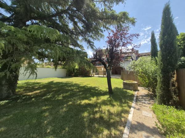 Eyragues (13630) EYRAGUES (13630) - PROPRIETE AVEC HABITATION + 3 GITES SUR TERRAIN AVEC PISCINE