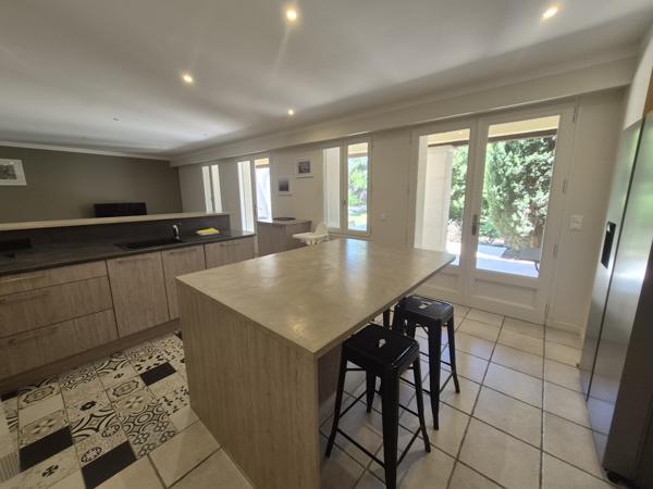 Eyragues (13630) EYRAGUES (13630) - PROPRIETE AVEC HABITATION + 3 GITES SUR TERRAIN AVEC PISCINE