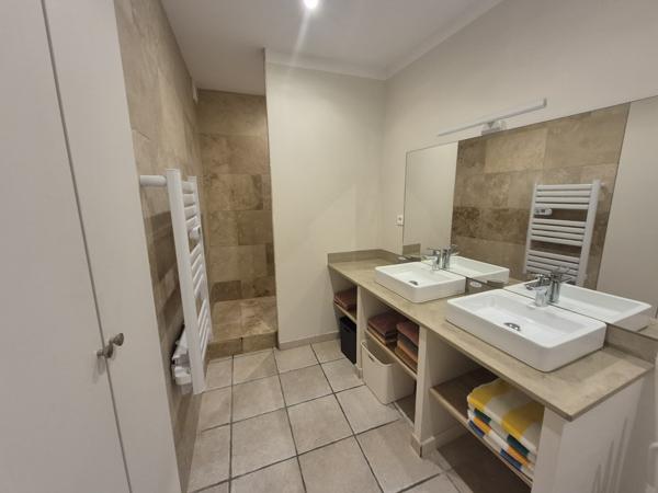 Eyragues (13630) EYRAGUES (13630) - PROPRIETE AVEC HABITATION + 3 GITES SUR TERRAIN AVEC PISCINE