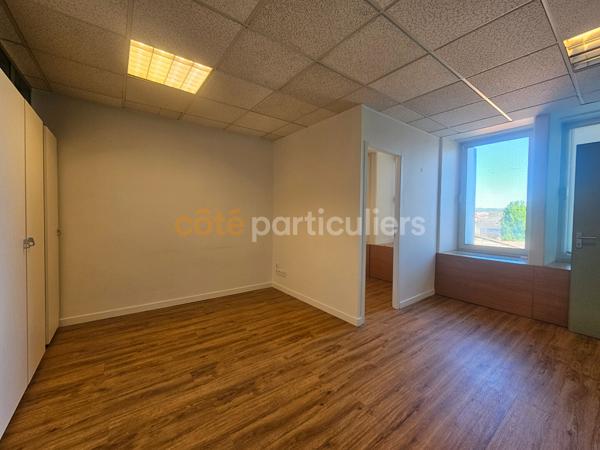 Vente
                Local commercial70 m² - 5 Pièces -
                    AGEN (47000)