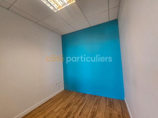 Vente
                Local commercial70 m² - 5 Pièces -
                    AGEN (47000)