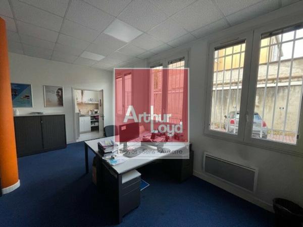 SENS - Cellule de bureaux en angle de rue, emplacement recherché