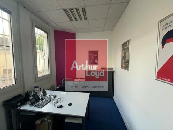 SENS - Cellule de bureaux en angle de rue, emplacement recherché