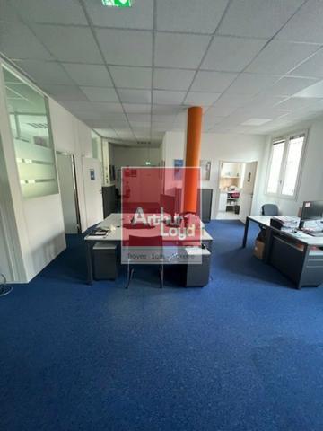 SENS - Cellule de bureaux en angle de rue, emplacement recherché