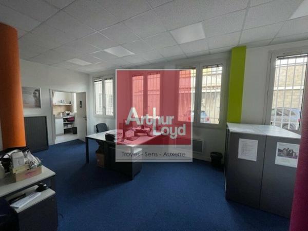SENS - Cellule de bureaux en angle de rue, emplacement recherché