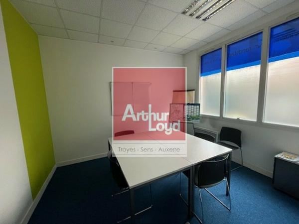SENS - Cellule de bureaux en angle de rue, emplacement recherché