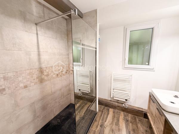 Vous recherchez une maison avec de la pierre, du bois, de la verdure et du calme... une maison vous offrant un beau potentiel, avec quelques travaux de finitions afin de la mettre à votre goût ? J'ai peut-être ça, lisez la suite !
Dès votre arrivée dans le chemin, vous pourrez succomber au charme de cette maison en pierre avec son extension bois....
Nous commencerons la visite par une vaste entrée, elle distribue la pièce de vie lumineuse de 40m2 avec sa grande baie donnant accès direct au jardin,  elle comprend le salon-séjour et la cuisine aménagée et équipée récente. La pièce de vie est une extension bois qui a été construite en 2020.  Nous poursuivrons avec un espace buanderie de 6m2, un wc séparé, et une suite parentale de 21m2 avec un espace chambre, un dressing et une salle d'eau privative. 
Direction ensuite l'étage, une vaste mezzanine de 20m2 pouvant aisément accueillir un espace bureau, une salle de jeux distribue une salle de bain de 6m2, un wc séparé, une chambre de 9m2 et deux autres chambres de 13m2 au sol. Le mode de chauffage est électrique. Plusieurs menuiseries ont été changées en pvc double vitrage, la grande baie du salon en double vitrage sera à envisager. La taxe foncière est de 640€. 
Allons à l'extérieur, entourée de végétation, vous pourrez profiter en toute tranquillité, sans aucun vis à vis, de la parcelle de 3200m2. Non attenant à la maison un atelier vous y attend pour y mettre voitures, motos, bricolage etc... . Vous souhaiteriez pouvoir stationner votre voiture à toute proximité de l'entrée de votre maison ? Pas de soucis, vous pourrez aisément créer un carport sur un des cotés de la maison. Un puits, non raccordé à la maison, est présent. 
Alors ce bien semble correspondre à vos critères de recherche ? Ne tardez pas, appelez-moi !
