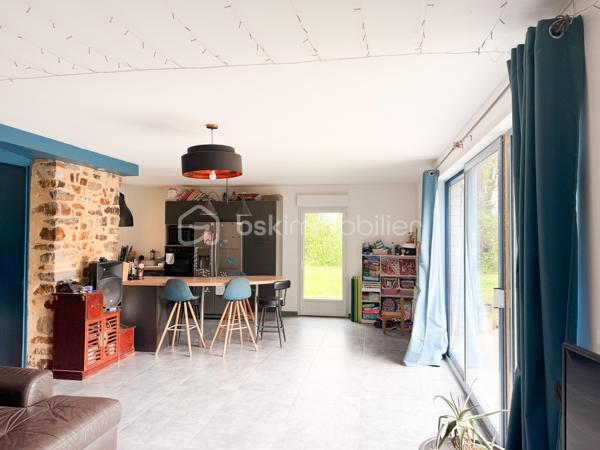 Vous recherchez une maison avec de la pierre, du bois, de la verdure et du calme... une maison vous offrant un beau potentiel, avec quelques travaux de finitions afin de la mettre à votre goût ? J'ai peut-être ça, lisez la suite !
Dès votre arrivée dans le chemin, vous pourrez succomber au charme de cette maison en pierre avec son extension bois....
Nous commencerons la visite par une vaste entrée, elle distribue la pièce de vie lumineuse de 40m2 avec sa grande baie donnant accès direct au jardin,  elle comprend le salon-séjour et la cuisine aménagée et équipée récente. La pièce de vie est une extension bois qui a été construite en 2020.  Nous poursuivrons avec un espace buanderie de 6m2, un wc séparé, et une suite parentale de 21m2 avec un espace chambre, un dressing et une salle d'eau privative. 
Direction ensuite l'étage, une vaste mezzanine de 20m2 pouvant aisément accueillir un espace bureau, une salle de jeux distribue une salle de bain de 6m2, un wc séparé, une chambre de 9m2 et deux autres chambres de 13m2 au sol. Le mode de chauffage est électrique. Plusieurs menuiseries ont été changées en pvc double vitrage, la grande baie du salon en double vitrage sera à envisager. La taxe foncière est de 640€. 
Allons à l'extérieur, entourée de végétation, vous pourrez profiter en toute tranquillité, sans aucun vis à vis, de la parcelle de 3200m2. Non attenant à la maison un atelier vous y attend pour y mettre voitures, motos, bricolage etc... . Vous souhaiteriez pouvoir stationner votre voiture à toute proximité de l'entrée de votre maison ? Pas de soucis, vous pourrez aisément créer un carport sur un des cotés de la maison. Un puits, non raccordé à la maison, est présent. 
Alors ce bien semble correspondre à vos critères de recherche ? Ne tardez pas, appelez-moi !