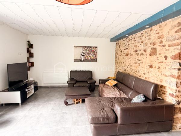 Vous recherchez une maison avec de la pierre, du bois, de la verdure et du calme... une maison vous offrant un beau potentiel, avec quelques travaux de finitions afin de la mettre à votre goût ? J'ai peut-être ça, lisez la suite !
Dès votre arrivée dans le chemin, vous pourrez succomber au charme de cette maison en pierre avec son extension bois....
Nous commencerons la visite par une vaste entrée, elle distribue la pièce de vie lumineuse de 40m2 avec sa grande baie donnant accès direct au jardin,  elle comprend le salon-séjour et la cuisine aménagée et équipée récente. La pièce de vie est une extension bois qui a été construite en 2020.  Nous poursuivrons avec un espace buanderie de 6m2, un wc séparé, et une suite parentale de 21m2 avec un espace chambre, un dressing et une salle d'eau privative. 
Direction ensuite l'étage, une vaste mezzanine de 20m2 pouvant aisément accueillir un espace bureau, une salle de jeux distribue une salle de bain de 6m2, un wc séparé, une chambre de 9m2 et deux autres chambres de 13m2 au sol. Le mode de chauffage est électrique. Plusieurs menuiseries ont été changées en pvc double vitrage, la grande baie du salon en double vitrage sera à envisager. La taxe foncière est de 640€. 
Allons à l'extérieur, entourée de végétation, vous pourrez profiter en toute tranquillité, sans aucun vis à vis, de la parcelle de 3200m2. Non attenant à la maison un atelier vous y attend pour y mettre voitures, motos, bricolage etc... . Vous souhaiteriez pouvoir stationner votre voiture à toute proximité de l'entrée de votre maison ? Pas de soucis, vous pourrez aisément créer un carport sur un des cotés de la maison. Un puits, non raccordé à la maison, est présent. 
Alors ce bien semble correspondre à vos critères de recherche ? Ne tardez pas, appelez-moi !