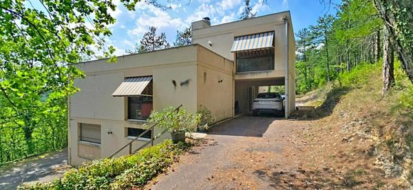 Maison d'architecte d'une surface habitable de 185 m², sur plus de 7 000 m² de terrain, à Boulazac