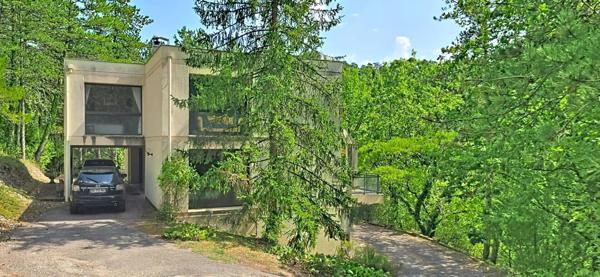 Maison d'architecte d'une surface habitable de 185 m², sur plus de 7 000 m² de terrain, à Boulazac