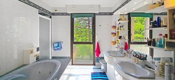 Maison d'architecte d'une surface habitable de 185 m², sur plus de 7 000 m² de terrain, à Boulazac