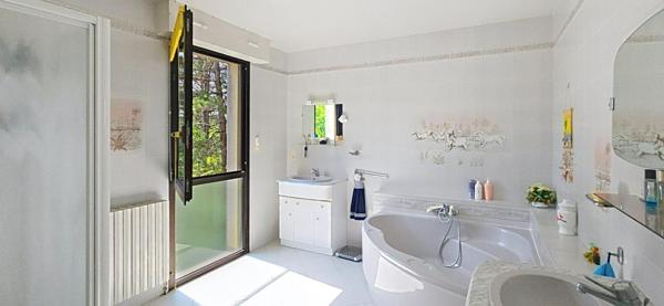 Maison d'architecte d'une surface habitable de 185 m², sur plus de 7 000 m² de terrain, à Boulazac