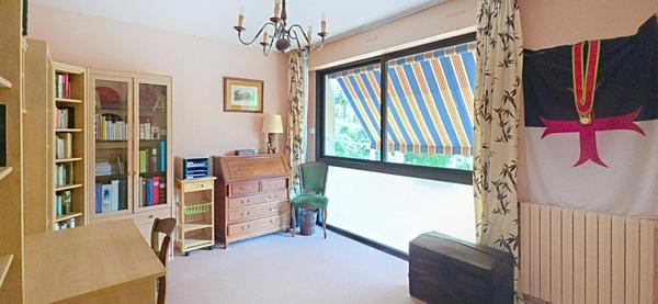 Maison d'architecte d'une surface habitable de 185 m², sur plus de 7 000 m² de terrain, à Boulazac