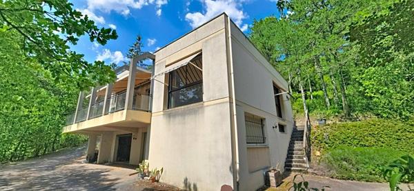 Maison d'architecte d'une surface habitable de 185 m², sur plus de 7 000 m² de terrain, à Boulazac