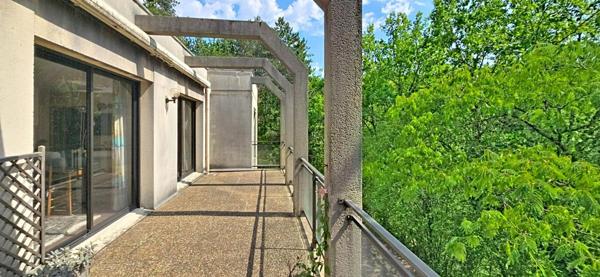 Maison d'architecte d'une surface habitable de 185 m², sur plus de 7 000 m² de terrain, à Boulazac