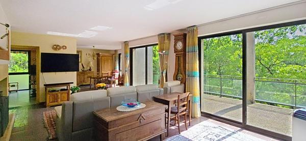 Maison d'architecte d'une surface habitable de 185 m², sur plus de 7 000 m² de terrain, à Boulazac