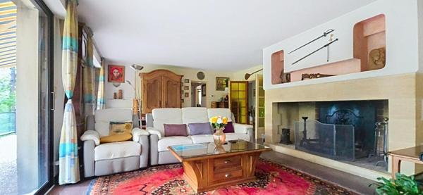 Maison d'architecte d'une surface habitable de 185 m², sur plus de 7 000 m² de terrain, à Boulazac
