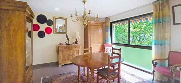 Maison d'architecte d'une surface habitable de 185 m², sur plus de 7 000 m² de terrain, à Boulazac