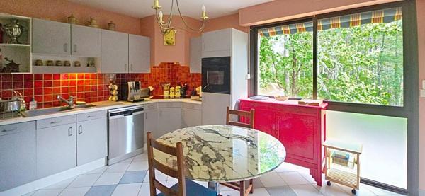Maison d'architecte d'une surface habitable de 185 m², sur plus de 7 000 m² de terrain, à Boulazac