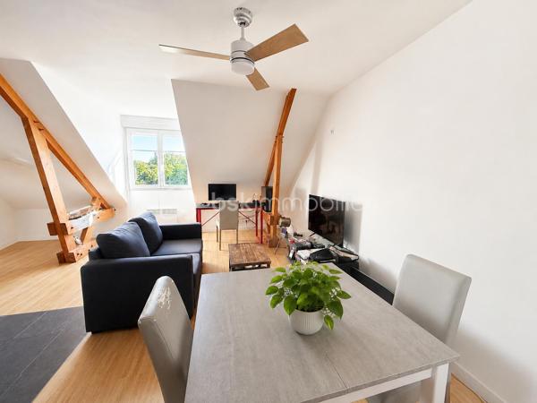 Nouveauté / Exclusivité / Vertou, route de Nantes : dans un environnement agréable et verdoyant, découvrez ce bel appartement T2 de 43 m² Carrez (51 m² au sol) situé au 2ᵉ étage d’une résidence construite en 2002.

Vous serez séduits par sa vaste entrée avec deux placards, sa belle pièce de vie lumineuse exposée sud-ouest avec cuisine ouverte aménagée et équipée, ainsi que par sa chambre confortable et sa salle d’eau moderne. Un WC séparé complète l’ensemble.

L’appartement bénéficie également d’un garage box fermé ainsi que d’une place de stationnement privative, un vrai confort au quotidien.

Un bien fonctionnel, lumineux et agréable à vivre, idéal pour un premier achat, un pied-à-terre ou un investissement locatif.

Une visite s’impose !