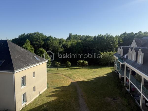 Nouveauté / Exclusivité / Vertou, route de Nantes : dans un environnement agréable et verdoyant, découvrez ce bel appartement T2 de 43 m² Carrez (51 m² au sol) situé au 2ᵉ étage d’une résidence construite en 2002.

Vous serez séduits par sa vaste entrée avec deux placards, sa belle pièce de vie lumineuse exposée sud-ouest avec cuisine ouverte aménagée et équipée, ainsi que par sa chambre confortable et sa salle d’eau moderne. Un WC séparé complète l’ensemble.

L’appartement bénéficie également d’un garage box fermé ainsi que d’une place de stationnement privative, un vrai confort au quotidien.

Un bien fonctionnel, lumineux et agréable à vivre, idéal pour un premier achat, un pied-à-terre ou un investissement locatif.

Une visite s’impose !