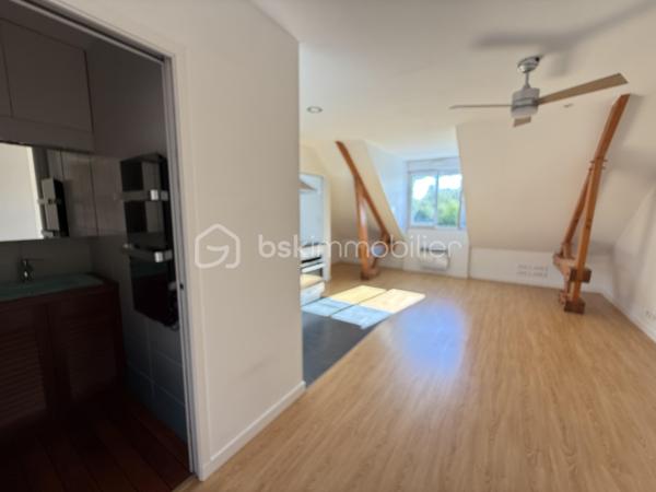 Exclusivité / Vertou, route de Nantes : dans un environnement agréable et verdoyant, découvrez ce bel appartement T2 de 43 m² Carrez (51 m² au sol) situé au 2ᵉ étage d’une résidence construite en 2002.

Vous serez séduits par sa vaste entrée avec deux placards, sa belle pièce de vie lumineuse exposée sud-ouest avec cuisine ouverte aménagée et équipée, ainsi que par sa chambre confortable et sa salle d’eau moderne. Un WC séparé complète l’ensemble.

L’appartement bénéficie également d’un garage box fermé ainsi que d’une place de stationnement privative, un vrai confort au quotidien.

Un bien fonctionnel, lumineux et agréable à vivre, idéal pour un premier achat, un pied-à-terre ou un investissement locatif.

Une visite s’impose !