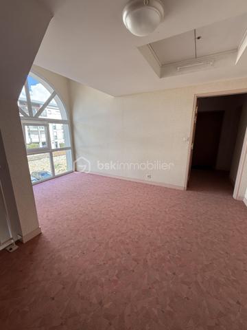 Exclusivité / Vertou, route de Nantes : dans un environnement agréable et verdoyant, découvrez ce bel appartement T2 de 43 m² Carrez (51 m² au sol) situé au 2ᵉ étage d’une résidence construite en 2002.

Vous serez séduits par sa vaste entrée avec deux placards, sa belle pièce de vie lumineuse exposée sud-ouest avec cuisine ouverte aménagée et équipée, ainsi que par sa chambre confortable et sa salle d’eau moderne. Un WC séparé complète l’ensemble.

L’appartement bénéficie également d’un garage box fermé ainsi que d’une place de stationnement privative, un vrai confort au quotidien.

Un bien fonctionnel, lumineux et agréable à vivre, idéal pour un premier achat, un pied-à-terre ou un investissement locatif.

Une visite s’impose !