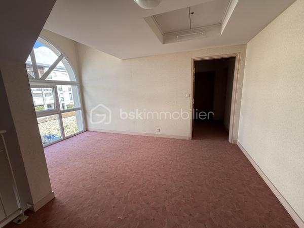 Exclusivité / Vertou, route de Nantes : dans un environnement agréable et verdoyant, découvrez ce bel appartement T2 de 43 m² Carrez (51 m² au sol) situé au 2ᵉ étage d’une résidence construite en 2002.

Vous serez séduits par sa vaste entrée avec deux placards, sa belle pièce de vie lumineuse exposée sud-ouest avec cuisine ouverte aménagée et équipée, ainsi que par sa chambre confortable et sa salle d’eau moderne. Un WC séparé complète l’ensemble.

L’appartement bénéficie également d’un garage box fermé ainsi que d’une place de stationnement privative, un vrai confort au quotidien.

Un bien fonctionnel, lumineux et agréable à vivre, idéal pour un premier achat, un pied-à-terre ou un investissement locatif.

Une visite s’impose !