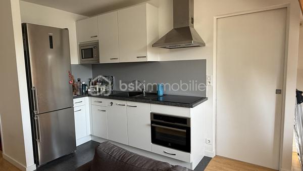 Nouveauté / Exclusivité / Vertou, route de Nantes : dans un environnement agréable et verdoyant, découvrez ce bel appartement T2 de 43 m² Carrez (51 m² au sol) situé au 2ᵉ étage d’une résidence construite en 2002.

Vous serez séduits par sa vaste entrée avec deux placards, sa belle pièce de vie lumineuse exposée sud-ouest avec cuisine ouverte aménagée et équipée, ainsi que par sa chambre confortable et sa salle d’eau moderne. Un WC séparé complète l’ensemble.

L’appartement bénéficie également d’un garage box fermé ainsi que d’une place de stationnement privative, un vrai confort au quotidien.

Un bien fonctionnel, lumineux et agréable à vivre, idéal pour un premier achat, un pied-à-terre ou un investissement locatif.

Une visite s’impose !
