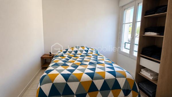 Nouveauté / Exclusivité / Vertou, route de Nantes : dans un environnement agréable et verdoyant, découvrez ce bel appartement T2 de 43 m² Carrez (51 m² au sol) situé au 2ᵉ étage d’une résidence construite en 2002.

Vous serez séduits par sa vaste entrée avec deux placards, sa belle pièce de vie lumineuse exposée sud-ouest avec cuisine ouverte aménagée et équipée, ainsi que par sa chambre confortable et sa salle d’eau moderne. Un WC séparé complète l’ensemble.

L’appartement bénéficie également d’un garage box fermé ainsi que d’une place de stationnement privative, un vrai confort au quotidien.

Un bien fonctionnel, lumineux et agréable à vivre, idéal pour un premier achat, un pied-à-terre ou un investissement locatif.

Une visite s’impose !
