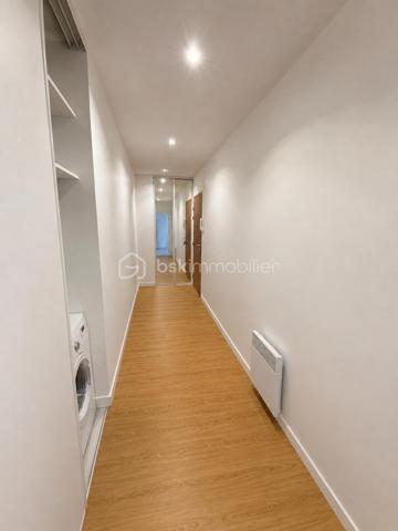 Nouveauté / Exclusivité / Vertou, route de Nantes : dans un environnement agréable et verdoyant, découvrez ce bel appartement T2 de 43 m² Carrez (51 m² au sol) situé au 2ᵉ étage d’une résidence construite en 2002.

Vous serez séduits par sa vaste entrée avec deux placards, sa belle pièce de vie lumineuse exposée sud-ouest avec cuisine ouverte aménagée et équipée, ainsi que par sa chambre confortable et sa salle d’eau moderne. Un WC séparé complète l’ensemble.

L’appartement bénéficie également d’un garage box fermé ainsi que d’une place de stationnement privative, un vrai confort au quotidien.

Un bien fonctionnel, lumineux et agréable à vivre, idéal pour un premier achat, un pied-à-terre ou un investissement locatif.

Une visite s’impose !
