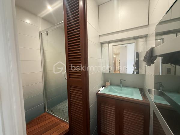 Nouveauté / Exclusivité / Vertou, route de Nantes : dans un environnement agréable et verdoyant, découvrez ce bel appartement T2 de 43 m² Carrez (51 m² au sol) situé au 2ᵉ étage d’une résidence construite en 2002.

Vous serez séduits par sa vaste entrée avec deux placards, sa belle pièce de vie lumineuse exposée sud-ouest avec cuisine ouverte aménagée et équipée, ainsi que par sa chambre confortable et sa salle d’eau moderne. Un WC séparé complète l’ensemble.

L’appartement bénéficie également d’un garage box fermé ainsi que d’une place de stationnement privative, un vrai confort au quotidien.

Un bien fonctionnel, lumineux et agréable à vivre, idéal pour un premier achat, un pied-à-terre ou un investissement locatif.

Une visite s’impose !