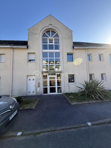 Nouveauté / Exclusivité / Vertou, route de Nantes : dans un environnement agréable et verdoyant, découvrez ce bel appartement T2 de 43 m² Carrez (51 m² au sol) situé au 2ᵉ étage d’une résidence construite en 2002.

Vous serez séduits par sa vaste entrée avec deux placards, sa belle pièce de vie lumineuse exposée sud-ouest avec cuisine ouverte aménagée et équipée, ainsi que par sa chambre confortable et sa salle d’eau moderne. Un WC séparé complète l’ensemble.

L’appartement bénéficie également d’un garage box fermé ainsi que d’une place de stationnement privative, un vrai confort au quotidien.

Un bien fonctionnel, lumineux et agréable à vivre, idéal pour un premier achat, un pied-à-terre ou un investissement locatif.

Une visite s’impose !