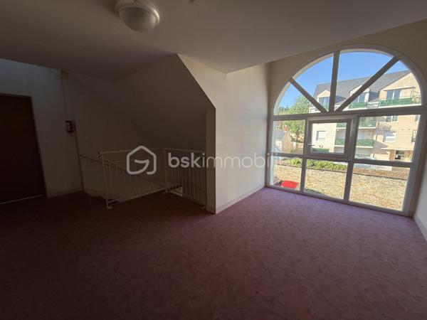 Nouveauté / Exclusivité / Vertou, route de Nantes : dans un environnement agréable et verdoyant, découvrez ce bel appartement T2 de 43 m² Carrez (51 m² au sol) situé au 2ᵉ étage d’une résidence construite en 2002.

Vous serez séduits par sa vaste entrée avec deux placards, sa belle pièce de vie lumineuse exposée sud-ouest avec cuisine ouverte aménagée et équipée, ainsi que par sa chambre confortable et sa salle d’eau moderne. Un WC séparé complète l’ensemble.

L’appartement bénéficie également d’un garage box fermé ainsi que d’une place de stationnement privative, un vrai confort au quotidien.

Un bien fonctionnel, lumineux et agréable à vivre, idéal pour un premier achat, un pied-à-terre ou un investissement locatif.

Une visite s’impose !