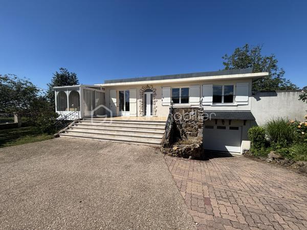 Vous recherchez du calme, de l'espace et un bien offrant de vraies possibilités supplémentaires ? Cette maison située à Perceneige pourrait bien vous surprendre.

Implantée dans un environnement paisible et verdoyant, sur un beau terrain arboré d'environ 2 000 m², elle offre environ 95 m² habitables, auxquels viennent s'ajouter une véranda chauffée d'environ 30 m², un sous-sol total et une dépendance indépendante de plus de 25 m².

🏡 La maison se compose d'une entrée, d'un salon chaleureux avec cheminée et insert, d'une cuisine aménagée et équipée, de deux chambres, d'une salle de bains et d'un WC indépendant.

☀️ La véranda chauffée, véritable pièce de vie supplémentaire, permet de profiter pleinement de la vue sur le jardin quelle que soit la saison. Un espace particulièrement agréable pour recevoir, déjeuner ou simplement profiter de la tranquillité des lieux.

⭐ Le vrai plus de cette propriété : sa dépendance de plus de 25 m², isolée, chauffée et sans travaux à prévoir.
Télétravail, bureau indépendant, activité professionnelle, atelier, salle de sport, espace pour recevoir famille ou amis… à vous d'imaginer son utilisation !

Le sous-sol total complète l'ensemble et offre de belles possibilités de stockage, de rangement ou d'atelier.

À l'extérieur, le terrain d'environ 2 000 m², la cuisine d'été et les différents espaces aménagés permettent de profiter pleinement des beaux jours dans un environnement agréable et sans nuisance.

Côté confort : double vitrage intégral, bonne isolation, chauffage au gaz, cheminée avec insert, portail électrique, visiophone, adoucisseur d'eau et éclairage extérieur.
✨ Une maison qui offre bien plus que ses 95 m² habitables, grâce à ses nombreux espaces complémentaires et à son grand terrain.

Vous recherchez une maison au calme, avec de l'espace pour votre famille, votre activité ou simplement vos loisirs ?

📞 Contactez-moi pour en discuter et organiser une visite.
