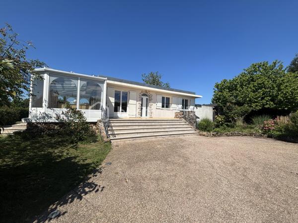 Vous recherchez du calme, de l'espace et un bien offrant de vraies possibilités supplémentaires ? Cette maison située à Perceneige pourrait bien vous surprendre.

Implantée dans un environnement paisible et verdoyant, sur un beau terrain arboré d'environ 2 000 m², elle offre environ 95 m² habitables, auxquels viennent s'ajouter une véranda chauffée d'environ 30 m², un sous-sol total et une dépendance indépendante de plus de 25 m².

🏡 La maison se compose d'une entrée, d'un salon chaleureux avec cheminée et insert, d'une cuisine aménagée et équipée, de deux chambres, d'une salle de bains et d'un WC indépendant.

☀️ La véranda chauffée, véritable pièce de vie supplémentaire, permet de profiter pleinement de la vue sur le jardin quelle que soit la saison. Un espace particulièrement agréable pour recevoir, déjeuner ou simplement profiter de la tranquillité des lieux.

⭐ Le vrai plus de cette propriété : sa dépendance de plus de 25 m², isolée, chauffée et sans travaux à prévoir.
Télétravail, bureau indépendant, activité professionnelle, atelier, salle de sport, espace pour recevoir famille ou amis… à vous d'imaginer son utilisation !

Le sous-sol total complète l'ensemble et offre de belles possibilités de stockage, de rangement ou d'atelier.

À l'extérieur, le terrain d'environ 2 000 m², la cuisine d'été et les différents espaces aménagés permettent de profiter pleinement des beaux jours dans un environnement agréable et sans nuisance.

Côté confort : double vitrage intégral, bonne isolation, chauffage au gaz, cheminée avec insert, portail électrique, visiophone, adoucisseur d'eau et éclairage extérieur.
✨ Une maison qui offre bien plus que ses 95 m² habitables, grâce à ses nombreux espaces complémentaires et à son grand terrain.

Vous recherchez une maison au calme, avec de l'espace pour votre famille, votre activité ou simplement vos loisirs ?

📞 Contactez-moi pour en discuter et organiser une visite.