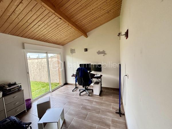 Vous recherchez du calme, de l'espace et un bien offrant de vraies possibilités supplémentaires ? Cette maison située à Perceneige pourrait bien vous surprendre.

Implantée dans un environnement paisible et verdoyant, sur un beau terrain arboré d'environ 2 000 m², elle offre environ 95 m² habitables, auxquels viennent s'ajouter une véranda chauffée d'environ 30 m², un sous-sol total et une dépendance indépendante de plus de 25 m².

🏡 La maison se compose d'une entrée, d'un salon chaleureux avec cheminée et insert, d'une cuisine aménagée et équipée, de deux chambres, d'une salle de bains et d'un WC indépendant.

☀️ La véranda chauffée, véritable pièce de vie supplémentaire, permet de profiter pleinement de la vue sur le jardin quelle que soit la saison. Un espace particulièrement agréable pour recevoir, déjeuner ou simplement profiter de la tranquillité des lieux.

⭐ Le vrai plus de cette propriété : sa dépendance de plus de 25 m², isolée, chauffée et sans travaux à prévoir.
Télétravail, bureau indépendant, activité professionnelle, atelier, salle de sport, espace pour recevoir famille ou amis… à vous d'imaginer son utilisation !

Le sous-sol total complète l'ensemble et offre de belles possibilités de stockage, de rangement ou d'atelier.

À l'extérieur, le terrain d'environ 2 000 m², la cuisine d'été et les différents espaces aménagés permettent de profiter pleinement des beaux jours dans un environnement agréable et sans nuisance.

Côté confort : double vitrage intégral, bonne isolation, chauffage au gaz, cheminée avec insert, portail électrique, visiophone, adoucisseur d'eau et éclairage extérieur.
✨ Une maison qui offre bien plus que ses 95 m² habitables, grâce à ses nombreux espaces complémentaires et à son grand terrain.

Vous recherchez une maison au calme, avec de l'espace pour votre famille, votre activité ou simplement vos loisirs ?

📞 Contactez-moi pour en discuter et organiser une visite.