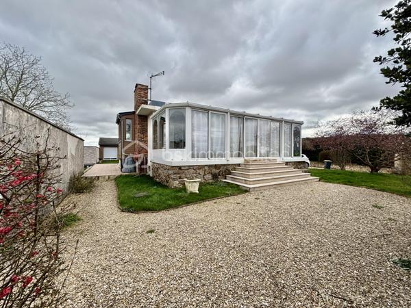 Vous recherchez du calme, de l'espace et un bien offrant de vraies possibilités supplémentaires ? Cette maison située à Perceneige pourrait bien vous surprendre.

Implantée dans un environnement paisible et verdoyant, sur un beau terrain arboré d'environ 2 000 m², elle offre environ 95 m² habitables, auxquels viennent s'ajouter une véranda chauffée d'environ 30 m², un sous-sol total et une dépendance indépendante de plus de 25 m².

🏡 La maison se compose d'une entrée, d'un salon chaleureux avec cheminée et insert, d'une cuisine aménagée et équipée, de deux chambres, d'une salle de bains et d'un WC indépendant.

☀️ La véranda chauffée, véritable pièce de vie supplémentaire, permet de profiter pleinement de la vue sur le jardin quelle que soit la saison. Un espace particulièrement agréable pour recevoir, déjeuner ou simplement profiter de la tranquillité des lieux.

⭐ Le vrai plus de cette propriété : sa dépendance de plus de 25 m², isolée, chauffée et sans travaux à prévoir.
Télétravail, bureau indépendant, activité professionnelle, atelier, salle de sport, espace pour recevoir famille ou amis… à vous d'imaginer son utilisation !

Le sous-sol total complète l'ensemble et offre de belles possibilités de stockage, de rangement ou d'atelier.

À l'extérieur, le terrain d'environ 2 000 m², la cuisine d'été et les différents espaces aménagés permettent de profiter pleinement des beaux jours dans un environnement agréable et sans nuisance.

Côté confort : double vitrage intégral, bonne isolation, chauffage au gaz, cheminée avec insert, portail électrique, visiophone, adoucisseur d'eau et éclairage extérieur.
✨ Une maison qui offre bien plus que ses 95 m² habitables, grâce à ses nombreux espaces complémentaires et à son grand terrain.

Vous recherchez une maison au calme, avec de l'espace pour votre famille, votre activité ou simplement vos loisirs ?

📞 Contactez-moi pour en discuter et organiser une visite.
