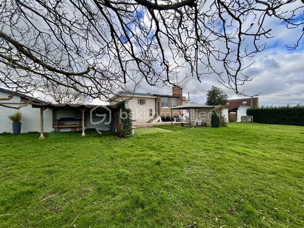 Vous recherchez du calme, de l'espace et un bien offrant de vraies possibilités supplémentaires ? Cette maison située à Perceneige pourrait bien vous surprendre.

Implantée dans un environnement paisible et verdoyant, sur un beau terrain arboré d'environ 2 000 m², elle offre environ 95 m² habitables, auxquels viennent s'ajouter une véranda chauffée d'environ 30 m², un sous-sol total et une dépendance indépendante de plus de 25 m².

🏡 La maison se compose d'une entrée, d'un salon chaleureux avec cheminée et insert, d'une cuisine aménagée et équipée, de deux chambres, d'une salle de bains et d'un WC indépendant.

☀️ La véranda chauffée, véritable pièce de vie supplémentaire, permet de profiter pleinement de la vue sur le jardin quelle que soit la saison. Un espace particulièrement agréable pour recevoir, déjeuner ou simplement profiter de la tranquillité des lieux.

⭐ Le vrai plus de cette propriété : sa dépendance de plus de 25 m², isolée, chauffée et sans travaux à prévoir.
Télétravail, bureau indépendant, activité professionnelle, atelier, salle de sport, espace pour recevoir famille ou amis… à vous d'imaginer son utilisation !

Le sous-sol total complète l'ensemble et offre de belles possibilités de stockage, de rangement ou d'atelier.

À l'extérieur, le terrain d'environ 2 000 m², la cuisine d'été et les différents espaces aménagés permettent de profiter pleinement des beaux jours dans un environnement agréable et sans nuisance.

Côté confort : double vitrage intégral, bonne isolation, chauffage au gaz, cheminée avec insert, portail électrique, visiophone, adoucisseur d'eau et éclairage extérieur.
✨ Une maison qui offre bien plus que ses 95 m² habitables, grâce à ses nombreux espaces complémentaires et à son grand terrain.

Vous recherchez une maison au calme, avec de l'espace pour votre famille, votre activité ou simplement vos loisirs ?

📞 Contactez-moi pour en discuter et organiser une visite.