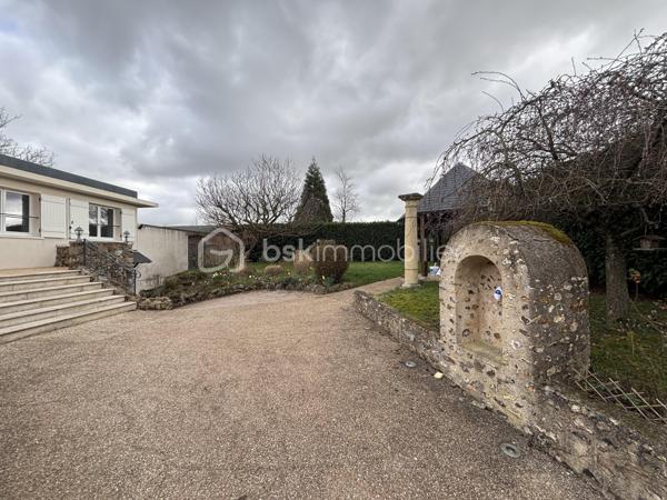 Vous recherchez du calme, de l'espace et un bien offrant de vraies possibilités supplémentaires ? Cette maison située à Perceneige pourrait bien vous surprendre.

Implantée dans un environnement paisible et verdoyant, sur un beau terrain arboré d'environ 2 000 m², elle offre environ 95 m² habitables, auxquels viennent s'ajouter une véranda chauffée d'environ 30 m², un sous-sol total et une dépendance indépendante de plus de 25 m².

🏡 La maison se compose d'une entrée, d'un salon chaleureux avec cheminée et insert, d'une cuisine aménagée et équipée, de deux chambres, d'une salle de bains et d'un WC indépendant.

☀️ La véranda chauffée, véritable pièce de vie supplémentaire, permet de profiter pleinement de la vue sur le jardin quelle que soit la saison. Un espace particulièrement agréable pour recevoir, déjeuner ou simplement profiter de la tranquillité des lieux.

⭐ Le vrai plus de cette propriété : sa dépendance de plus de 25 m², isolée, chauffée et sans travaux à prévoir.
Télétravail, bureau indépendant, activité professionnelle, atelier, salle de sport, espace pour recevoir famille ou amis… à vous d'imaginer son utilisation !

Le sous-sol total complète l'ensemble et offre de belles possibilités de stockage, de rangement ou d'atelier.

À l'extérieur, le terrain d'environ 2 000 m², la cuisine d'été et les différents espaces aménagés permettent de profiter pleinement des beaux jours dans un environnement agréable et sans nuisance.

Côté confort : double vitrage intégral, bonne isolation, chauffage au gaz, cheminée avec insert, portail électrique, visiophone, adoucisseur d'eau et éclairage extérieur.
✨ Une maison qui offre bien plus que ses 95 m² habitables, grâce à ses nombreux espaces complémentaires et à son grand terrain.

Vous recherchez une maison au calme, avec de l'espace pour votre famille, votre activité ou simplement vos loisirs ?

📞 Contactez-moi pour en discuter et organiser une visite.